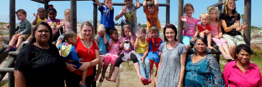 Die opgewonde kleuters van Cool Kids, met die personeel vlnr Deborah, Genevieve, Carin (eienaar), Natalíe en Petro 